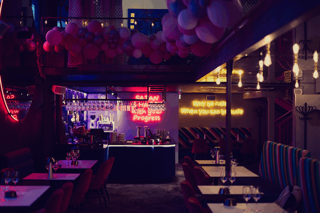 Bild som överblickar en nedsläckt restaurang ART