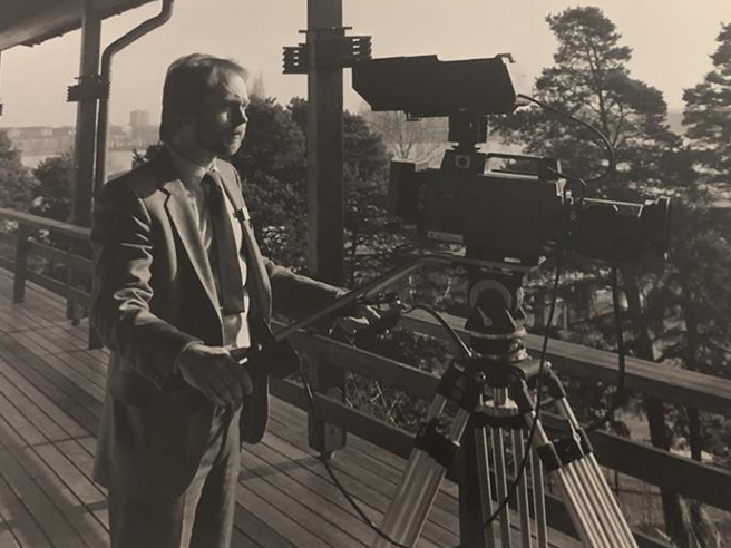 Grundare Björn Persson med stor videokamera på 1980-talet
