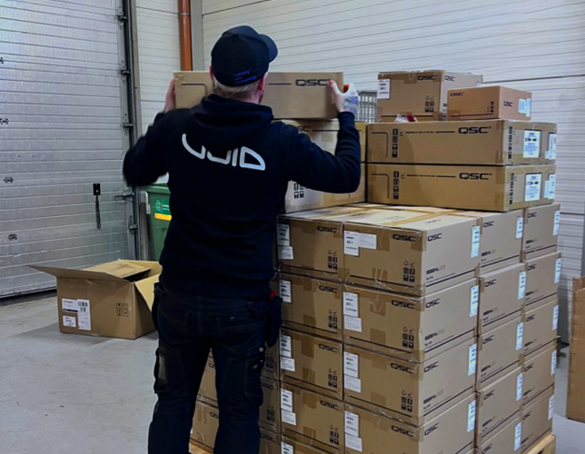 Mikael packar en pall med gods