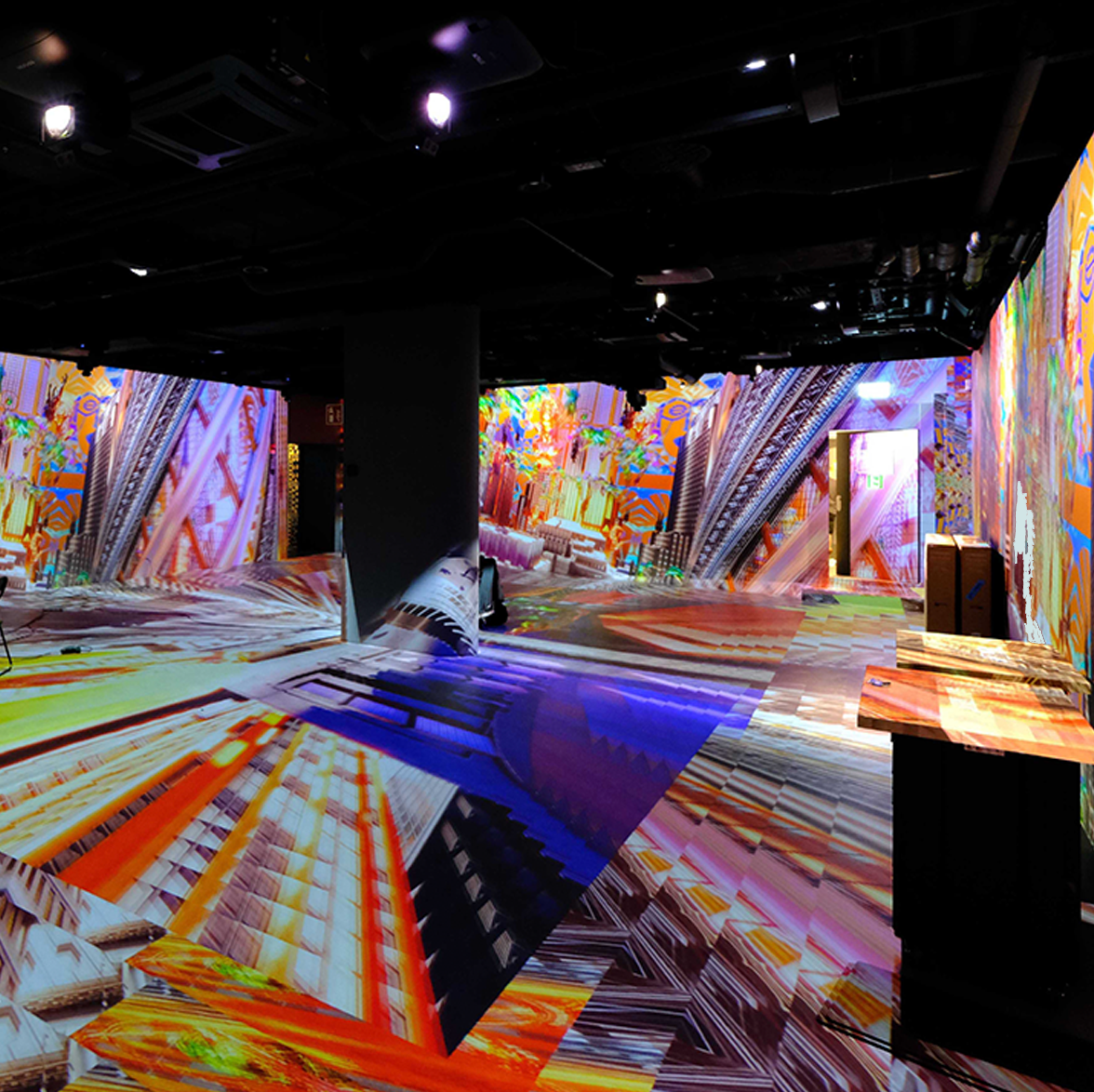 Immersive rum med projektioner på väggar, golv och tak