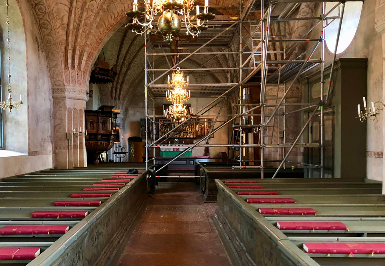 Kyrka med byggnadsställning