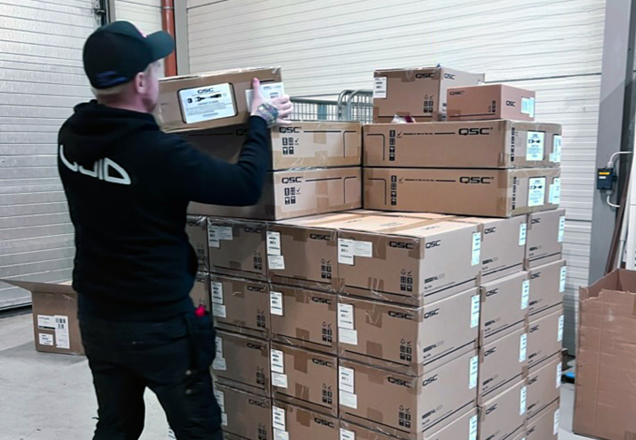 Mikael Rudström lastar en pall på lagret