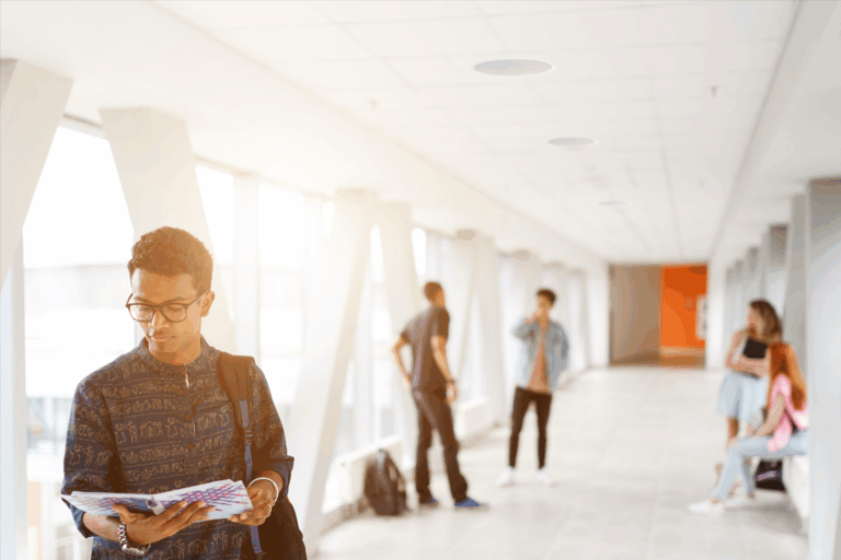 Studenter i korridor, högtalare i taket.