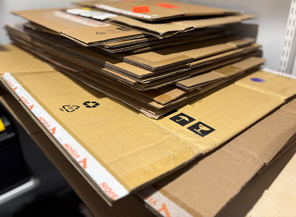 En trave med återanvända kartonger