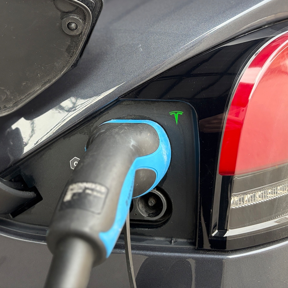 Pågående laddning av en av våra elbilar